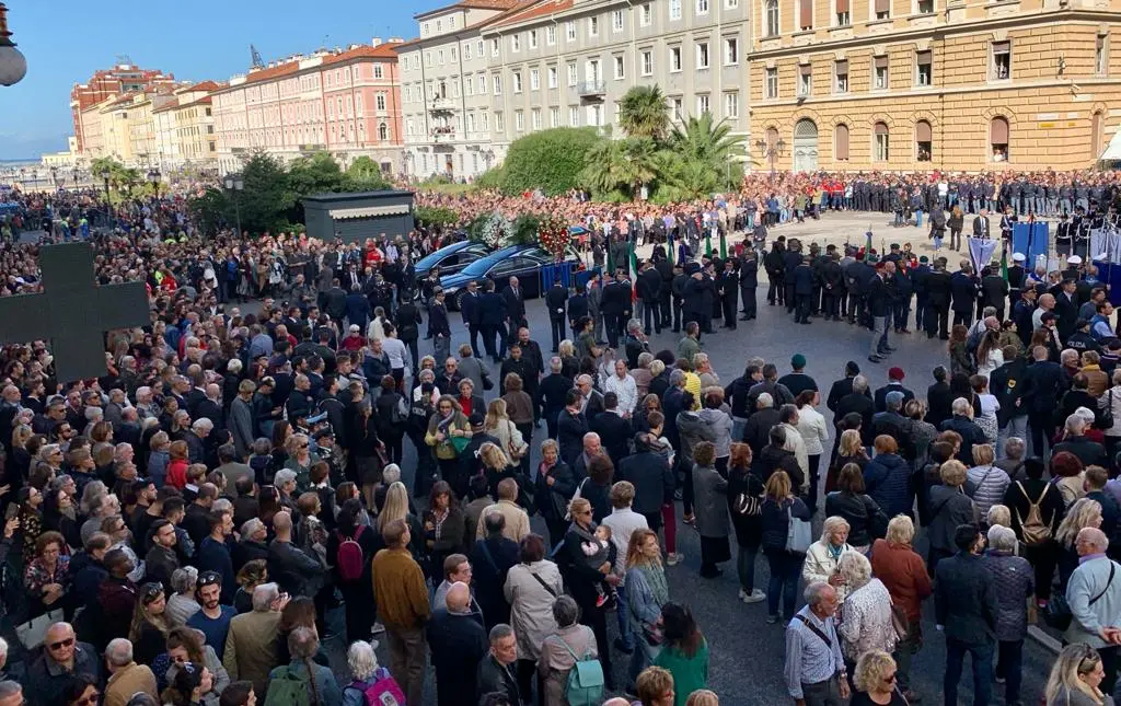 La folla davanti alla chiesa di piazza Sant'Antonio (Silvano)
