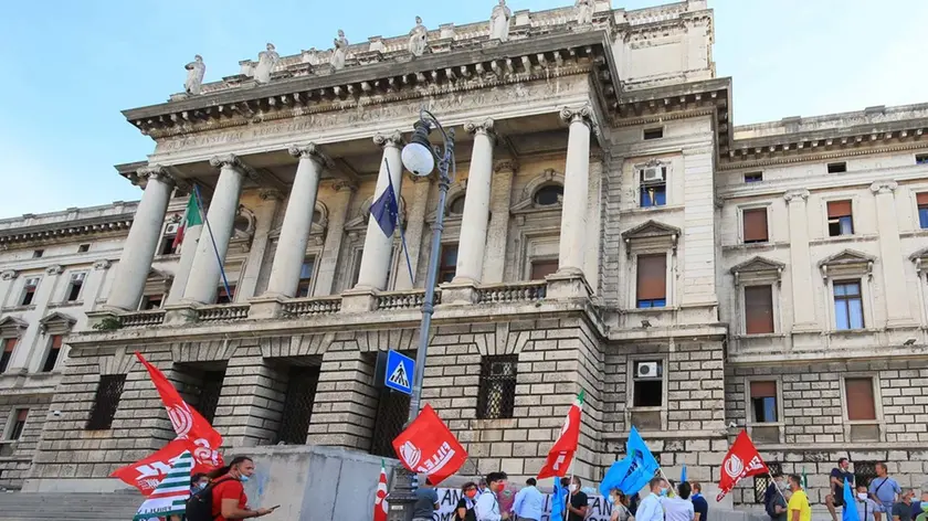 Protesta dei sindacati davanti al Tribunale di Trieste