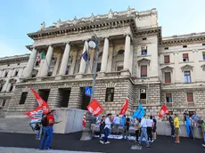 Protesta dei sindacati davanti al Tribunale di Trieste