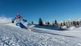 Uno sciatore sulle piste di Sella Nevea