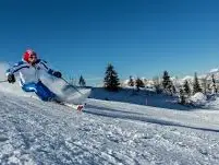 Uno sciatore sulle piste di Sella Nevea