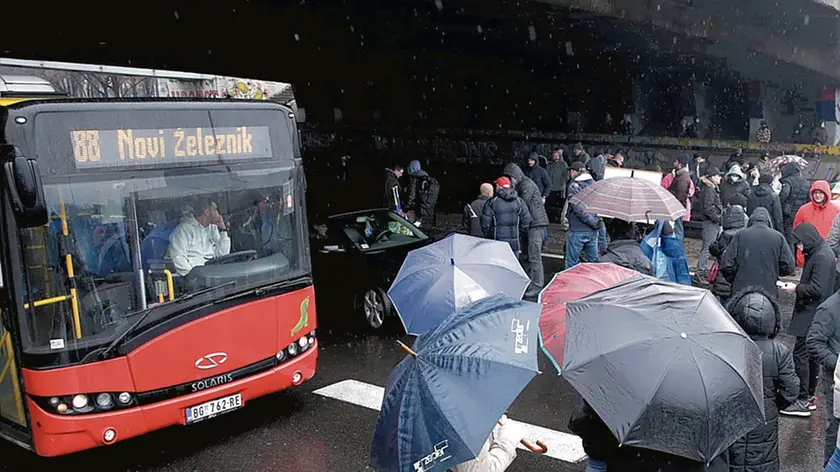 epa09673564 Protesters stop vehicles at the E-75 highway in Belgrade, Serbia, 08 January 2022. Protesters in Belgrade and in other locations in Serbia blocked main roads and bridges to oppose Rio Tinto's plan to launch an extensive mining operation in the country. Rio Tinto Group is a multinational and the world's second-largest metals and mining corporation. EPA/ANDREJ CUKIC