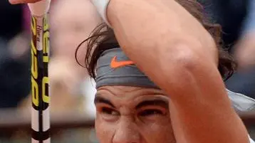 epa03737727 Rafael Nadal of Spain in action during the men's final match against his compatriot David Ferrer at the French Open tennis tournament at Roland Garros in Paris, France, 09 June 2013. EPA/CAROLINE BLUMBERG