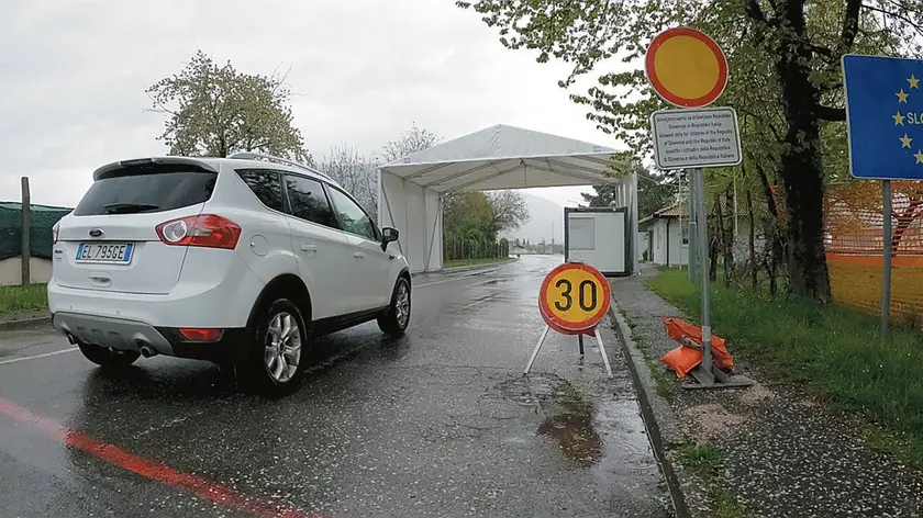 L’ex valico di Salcano con il maxi gazebo montato per dare riparo alla polizia di frontiera durante i controlli ai veicoli in transito