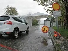 L’ex valico di Salcano con il maxi gazebo montato per dare riparo alla polizia di frontiera durante i controlli ai veicoli in transito