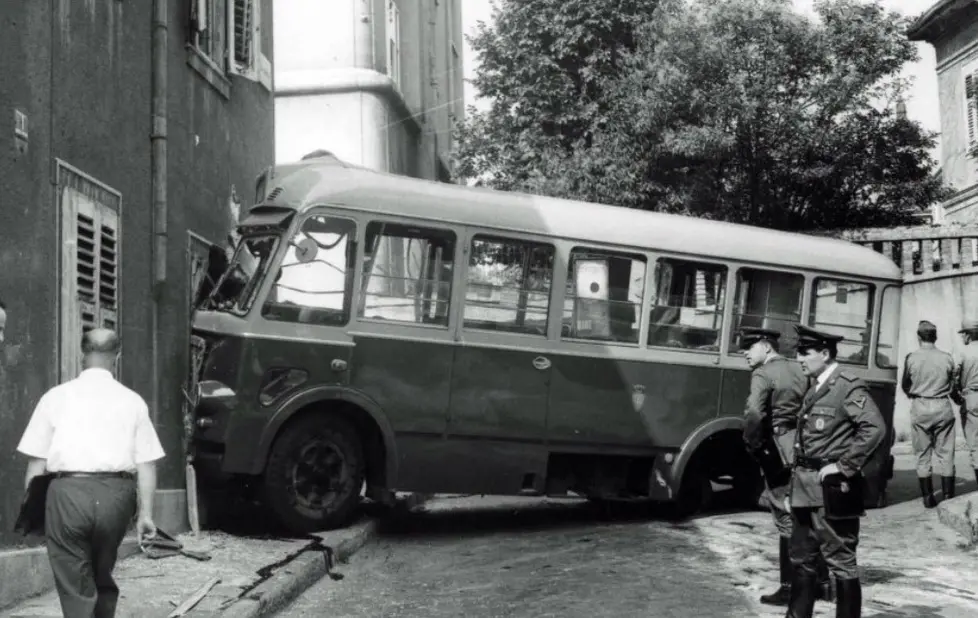 Una storica foto del bus entrato in...casa tra via Ciamician e viale Terza Armata