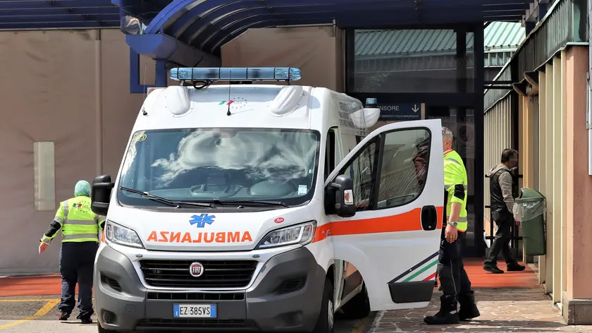 Un'ambulanza all'ospedale di Cattinara, dove il 25enne è stato trasportato d'urgenza in condizioni critiche