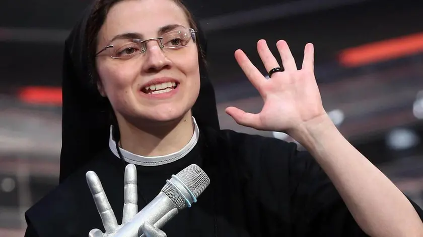 Suor Cristina Scuccia con il trofeo vinto nel programma "The voice of Italy". La trasmissione trasmessa su Rai2 dagli studi di via Mecenate a Milano ieri sera. Oggi, 6 giugno 2014. ANSA / MATTEO BAZZI
