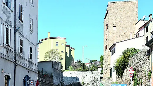 La galleria Nazario Sauro e, a destra, salita delle Mura (foto di Andrea Lasorte)