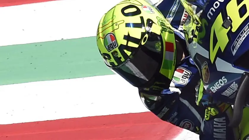 Italian MotoGP rider Valentino Rossi of the Movistar Yamaha MotoGP team with his new helmet in action during the third training session of the Motorcycling Grand Prix of Italy at the Mugello circuit in Scarperia, central Italy, 20 May 2016. The Motorcycling Grand Prix of Italy will be held on 22 May 2016. ANSA/CLAUDIO ONORATI