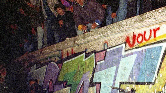 The first parts of the wall are demolished by citizens near the Brandenburg Gate, around midnight between 09 and 10.11.1989., 10.11.1989