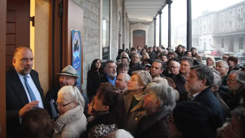 Lasorte Trieste 30/01/16 - Magazzino 26, Cosolini parla con la gente rimasta fuori alla conferenza di Philippe Daverio