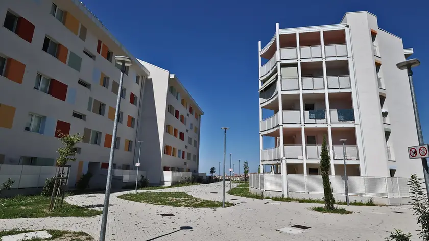Il nuovo complesso Ater di via Cesare dell’Acqua in cui sono stati segnalati i disagi nella foto di Andrea Lasorte.