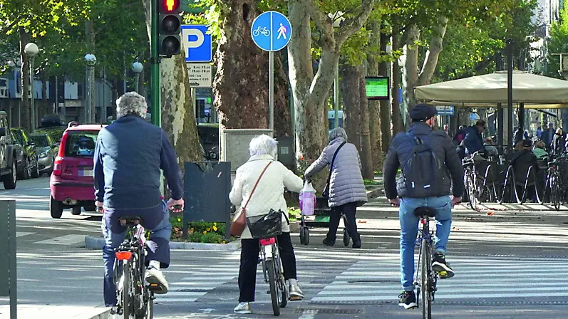 Ciclisti e pedoni lungo i controviali di corso Italia a Gorizia Foto Roberto Marega