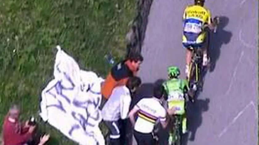 Francesco Manuel Bongiorno, spinto da un tifoso, perde l'equilibrio poggiando il piede a terra, Monte Zoncolan, 31 maggio 2014. ANSA/EUROSPORT ++ NO SALES, EDITORIAL USE ONLY ++ NO TV USE ++