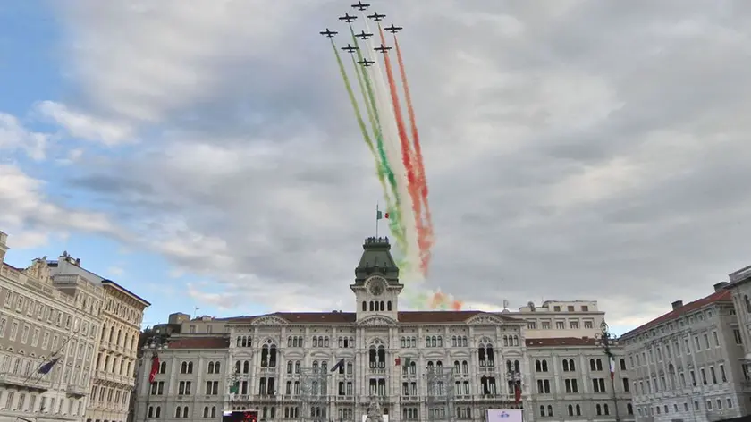 Le Frecce sopra piazza Unità