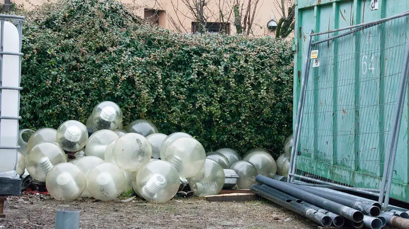 Bonaventura Monfalcone-04.02.2017 Pali e lampade-Parcheggi occupati-Parcheggio Scuola media-Ronchi dei Legionari-foto di Katia Bonaventura