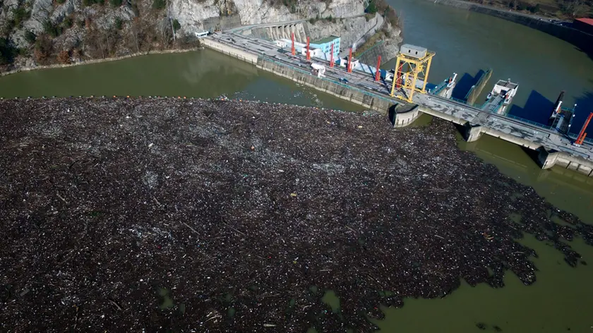 La spaventosa isola di rifiuti a ridosso della centrale sul fiume Drina