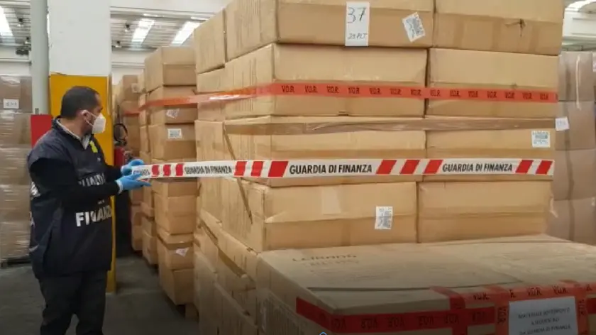Uno dei lotti di mascherine sequestrati dalla Finanza