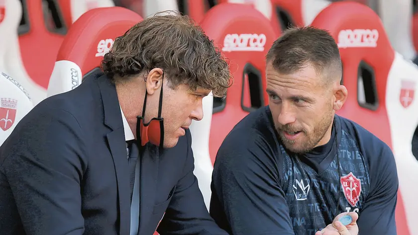 L’amministratore unico della Triestina Mauro Milanese discute in panchina con Tommaso Coletti