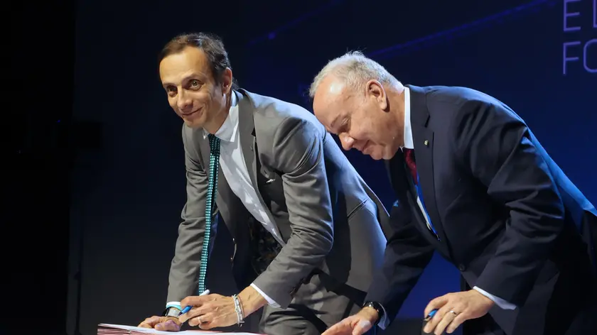 La firma del protocollo da parte di Fedriga e Allegrini (foto Lasorte)