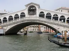 Il ponte di Rialto a Venezia