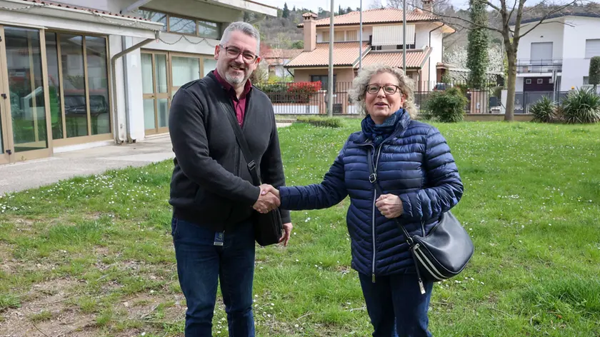 Stretta di mano fra il sindaco uscente di centrodestra Cristiana Pisano e Massimo Muset del centrosinistra. Foto Pierluigi Bumbaca fotografo