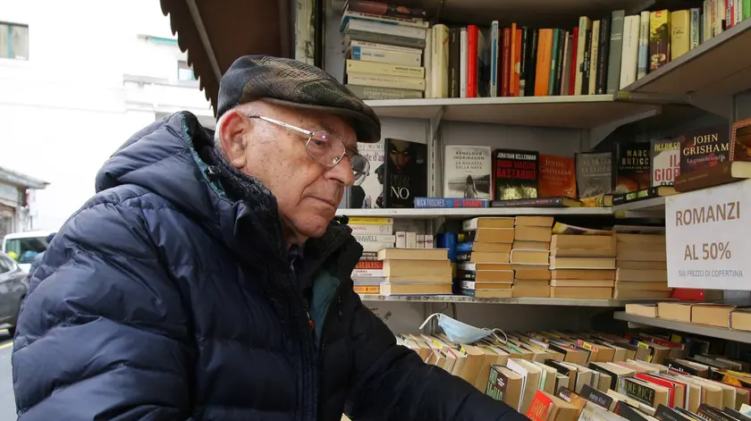 Vittorio Di Pinto, 87 anni, davanti a una delle sue bancarelle. Foto di Andrea Lasorte