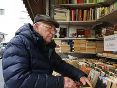 Vittorio Di Pinto, 87 anni, davanti a una delle sue bancarelle. Foto di Andrea Lasorte