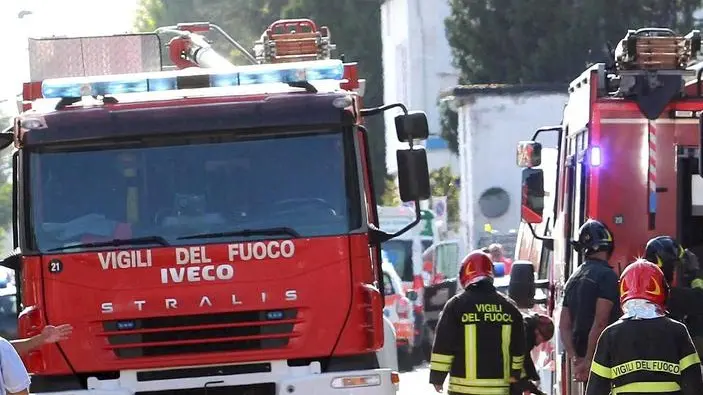 I vigili de fuoco intervengono per spegnere un incendio divampato all'interno di una ditta che commercializza cannabis legale a Trezzano sul Naviglio (Milano), 20 settembre 2019. ANSA/Alberto Cattaneo
