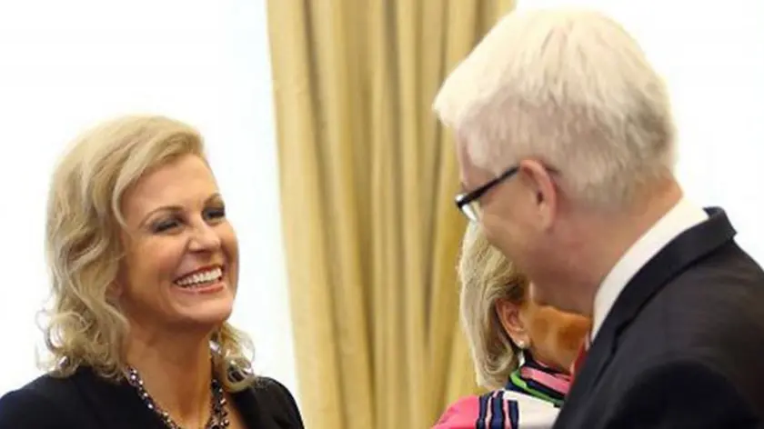 La stretta di mano tra Kolinda Graba Kitarovic e Ivo Josipovic