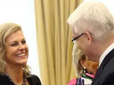 La stretta di mano tra Kolinda Graba Kitarovic e Ivo Josipovic