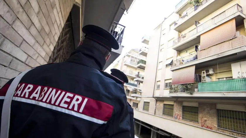 Carabinieri, guardia di finanza e polizia in azione per effettuare controlli straordinari e perquisizioni a seguito degli episodi di criminalità avvenuti nei giorni scorsi a Ostia, 28 novembre 2017. ANSA/MASSIMO PERCOSSI