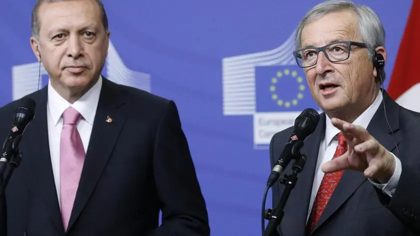 Il presidente turco Tayyip Erdogan e il presidente della Commissione Ue Jean Claude Junker