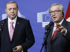 Il presidente turco Tayyip Erdogan e il presidente della Commissione Ue Jean Claude Junker