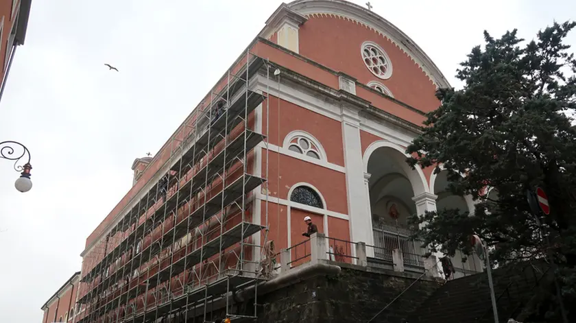 Le impalcature apparse ieri in via Capitolina sulla facciata laterale della Chiesta di Sant’Apollinare dei frati Cappuccini di Montuzza.Lasorte