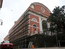 Le impalcature apparse ieri in via Capitolina sulla facciata laterale della Chiesta di Sant’Apollinare dei frati Cappuccini di Montuzza.Lasorte