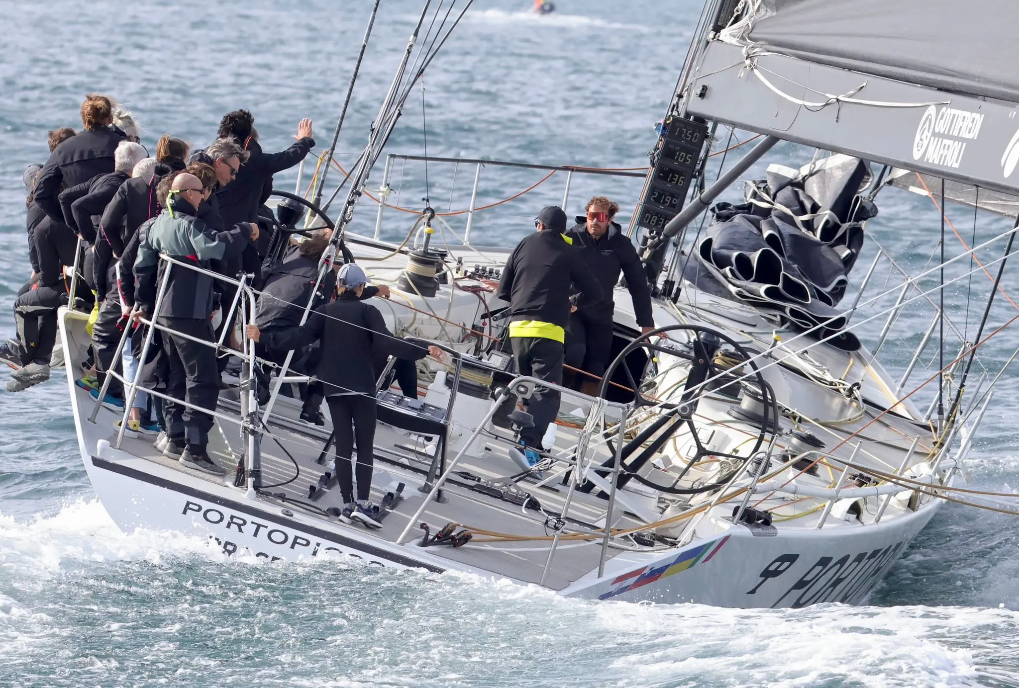Con il colpo di cannone sparato dal veliero Vespucci, la Barcolana 54 ha preso il via regolarmente alle 10.30. L’americana Deep blue, al suo esordio a Trieste, ha registrato una partenza eccezionale, tanto da conquistare il titolo Foto Lasorte, Bruni e Silvano)