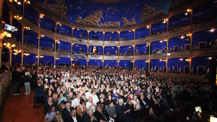 La platea del Rossetti gremita durante uno spettacolo