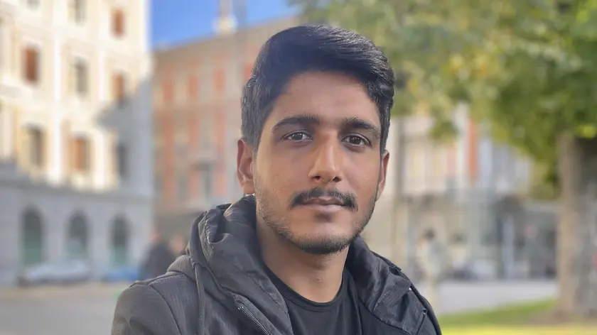 Thair Mahmoud, del Pakistan, uno dei tanti migranti ieri in piazza Libertà a Trieste