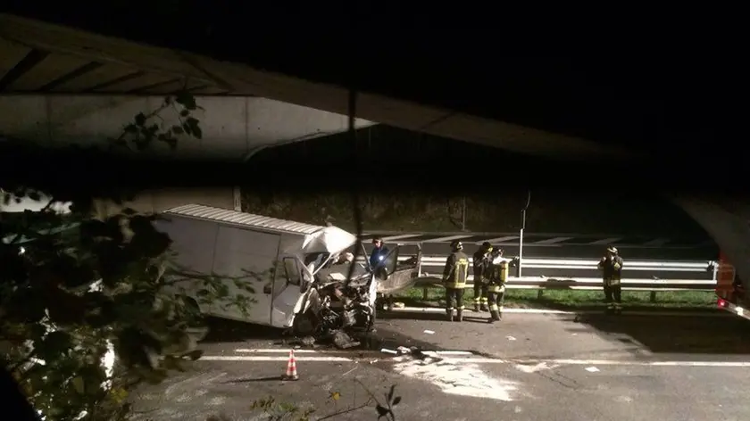 Il furgone finito fuori strada (foto Marzio Meneghetti)