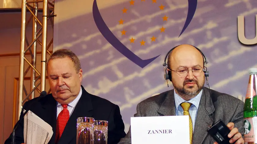 Lamberto Zannier (a destra)