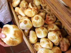 20050524 - ROMA - CRO - MENO PANE IN TAVOLA, MA PIU' ATTENTI A QUALITA'. SONDAGGIO SWG TRACCIA UNA MAPPA DEL CIBO PIU' FAMOSO. Un cesto di rosette in un alimentari della Capitale. L'Associazione Citta' del Pane (Anci) ha presentato l'indagine SWG sul pane, consumi e gusti degli italiani, questa mattina a Roma. Meno pane sulle tavole degli italiani, ma sicuramente piu' attenzione alla qualita'. Gusti e consumi cambiano e talvolta si rischia di perdere preziosi tesori della tradizione alimentare. Nel caso del pane, alimento per antonomasia, la tradizione continua a vincere: se e' vero che in cento anni il consumo di pane e' sceso da 1.000 a 120 grammi al giorno, e' pur vero che al declino della domanda si ..accompagna una insoddisfazione dei consumatori per un prodotto spesso non all' altezza delle aspettative...ALESSANDRO DI MEO - ANSA - KRZ
