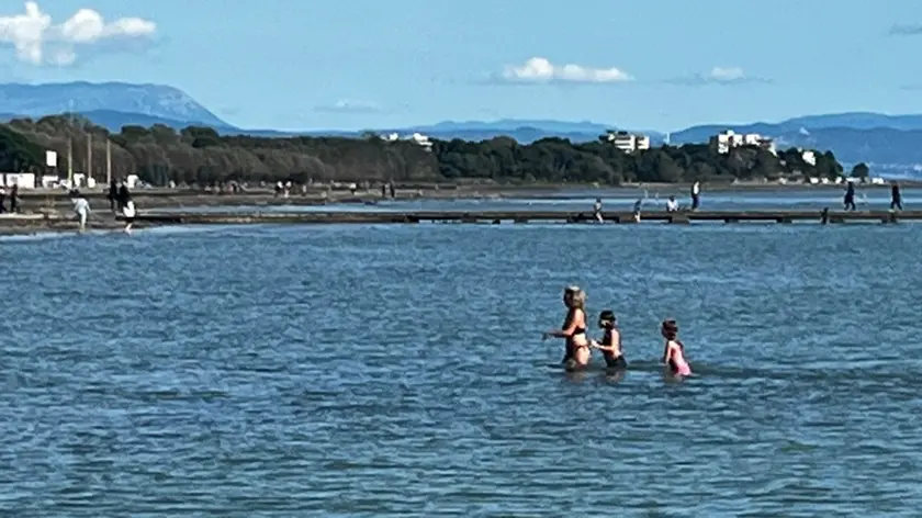 A Grado c'è chi non ha voluto nemmeno rinunciare a un tuffo fuori stagione