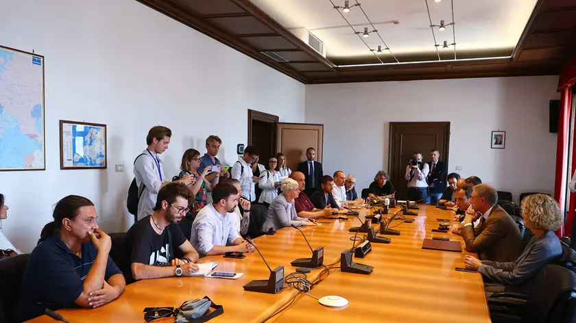 Il ministro Urso al vertice in Prefettira sulla vertenza Wärtsilä. Foto Lasorte
