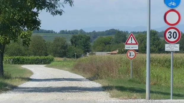 Bumbaca Gorizia 19.08.2019 San Lorenzo Capriva via Pottendorf strada sterrata chiusa al traffico © Fotografia di Pierluigi Bumbaca