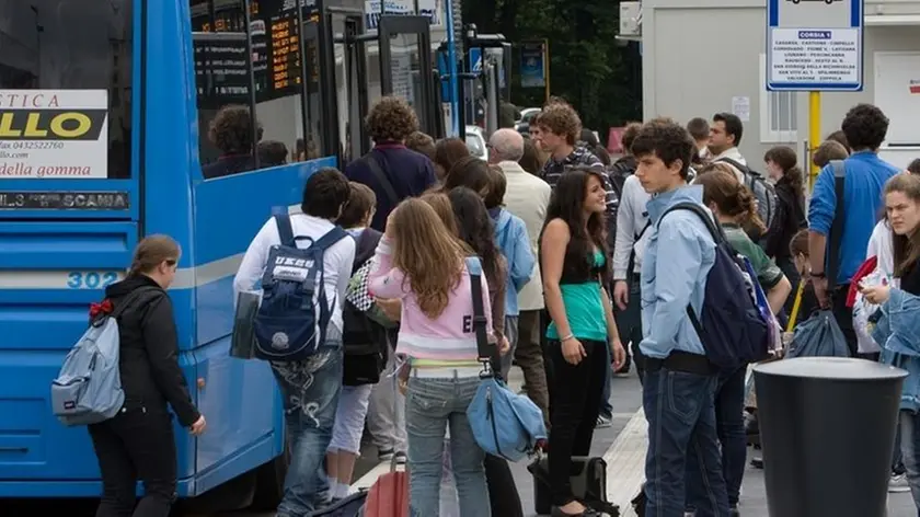 Studenti alla fermata del bus dopo la fine delle lezioni