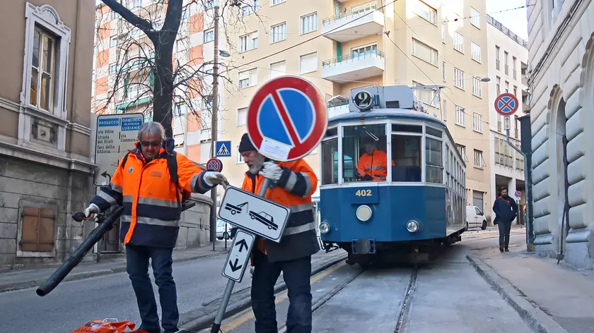 In via Martiri della Libertà dove in molti parcheggiano l’auto nonostante il divieto Foto Andrea Lasorte