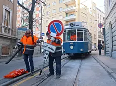 In via Martiri della Libertà dove in molti parcheggiano l’auto nonostante il divieto Foto Andrea Lasorte