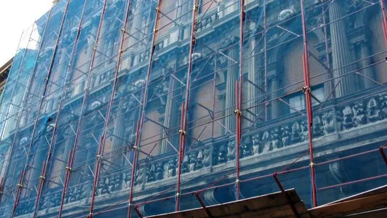 L’impalcatura che da anni “ingabbia” la facciata principale di palazzo Artelli